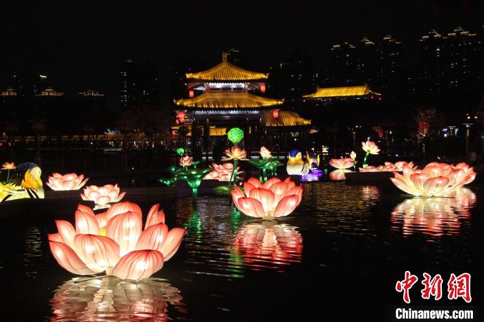 图为春节期间，在西安大唐芙蓉园举行的新春灯会。　张一辰 摄