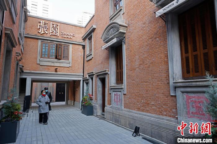 市民在修缮完的上海张园西区参观(资料照片) 殷立勤 摄