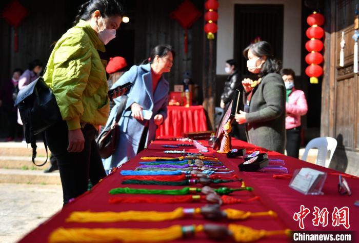 图为市民在台湾馆内参观。　吕明 摄