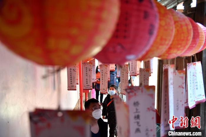图为市民在民俗馆内猜灯谜。　吕明 摄
