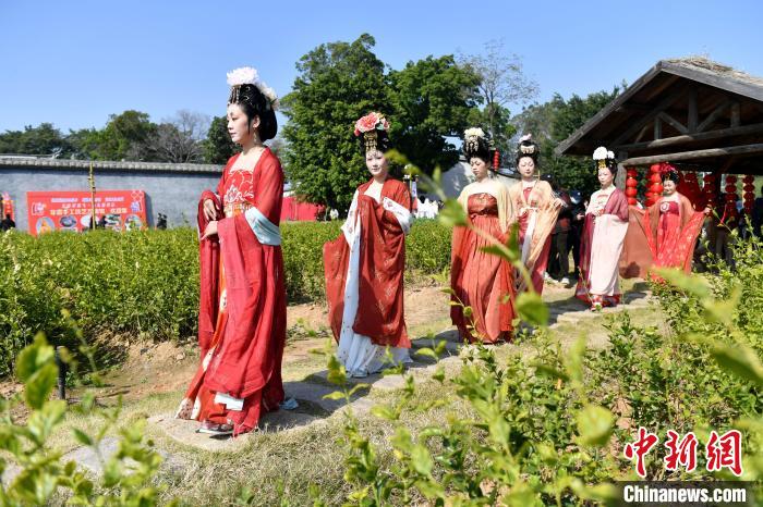 图为汉服巡游。　吕明 摄