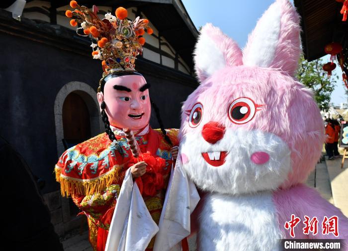 图为神像与兔人偶同框。　吕明 摄