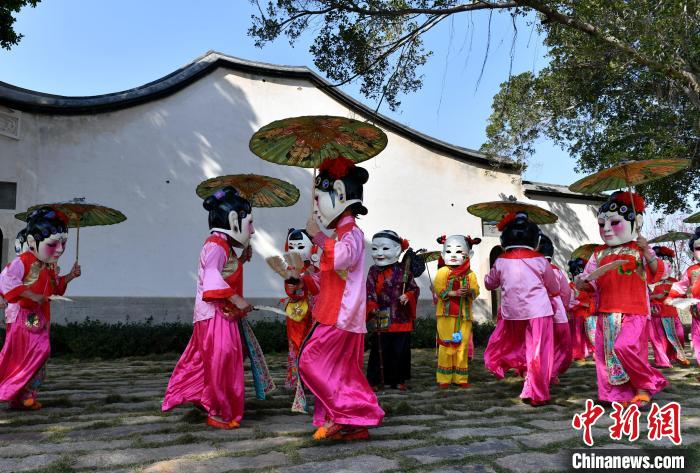 图为“十二婆姐送平安”陈靖姑信俗表演。　吕明 摄