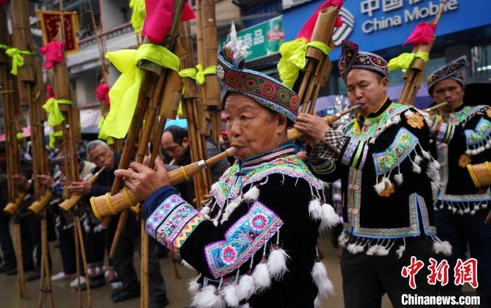 百鸟衣芦笙十二坡会上，苗族男子吹奏芦笙。　龙林智 摄