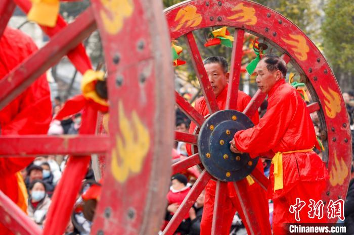 民间艺人正在表演轩辕车会。　施亚磊 摄