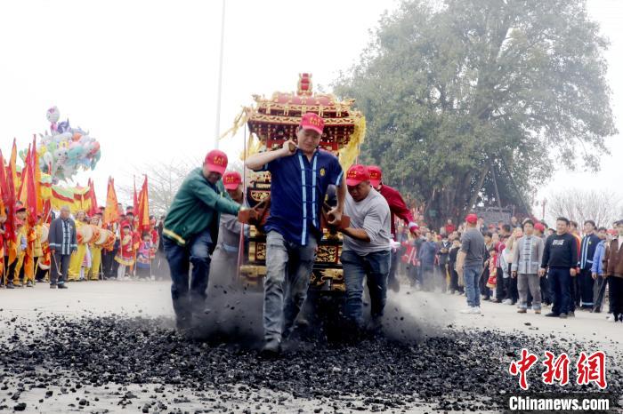 撵轿飞奔，炭火飞溅。　华安县融媒体中心供图