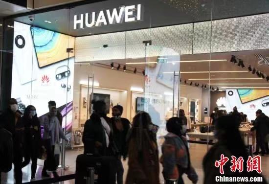 当地时间2020年12月15日，顾客在位于英国东伦敦西田购物中心的华为零售旗舰店内挑选商品。