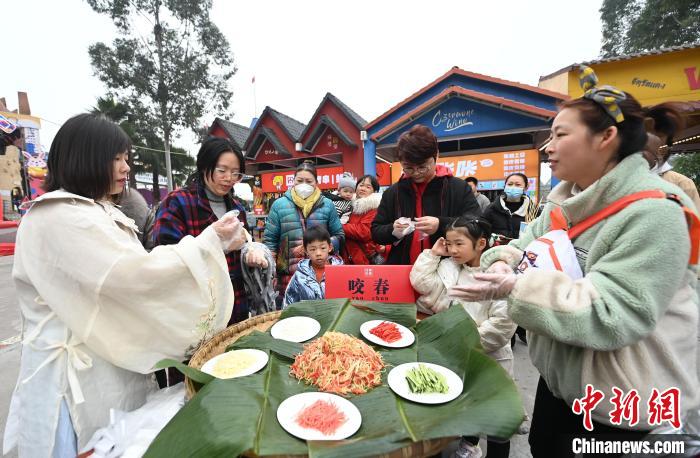 重庆：“咬春”民俗活动迎立春