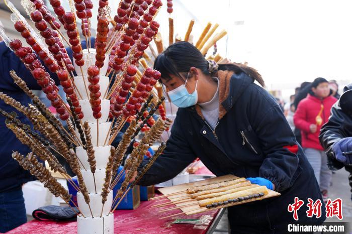 图为任丘市糖墩儿节，商户正在制作糖墩儿。　张学磊 摄