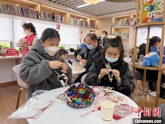 在甬台胞制作花灯。　阚绪献供图