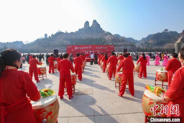 图为元宵节民间文艺展演活动开幕现场。　宋辉 摄