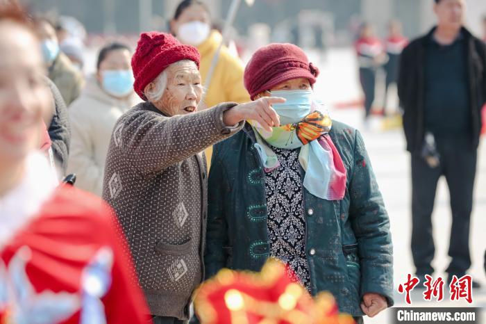 图为观看活动郑州市民。　宋辉 摄