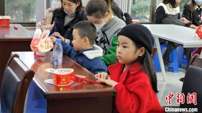 图为榕台小朋友认真倾听“社区妈妈故事屋”志愿者讲解中国传统节日元宵节的由来。　叶艺琳 摄