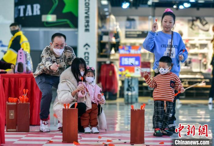 古老的投壶游戏吸引市民参与。　刘新 摄