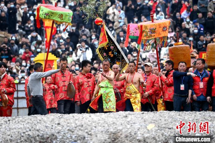 福建罗源：两万多人同观“过火”盛况千年古镇产业兴