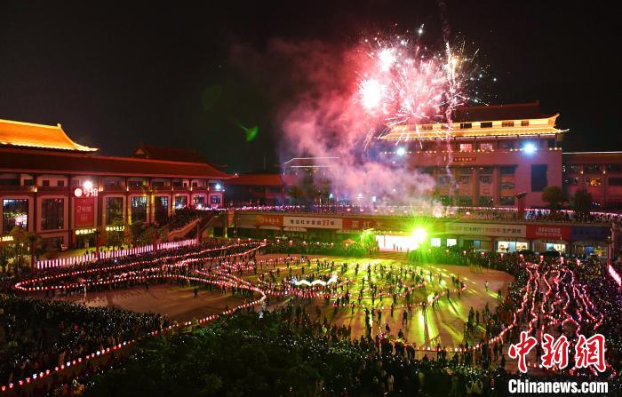 图为：当地民众手执或肩扛板凳灯，板板相连，组成祈福游灯队伍。　吕明 摄