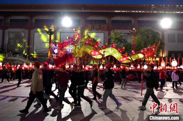 图为：板凳龙圈灯闹元宵活动现场。　吕明 摄