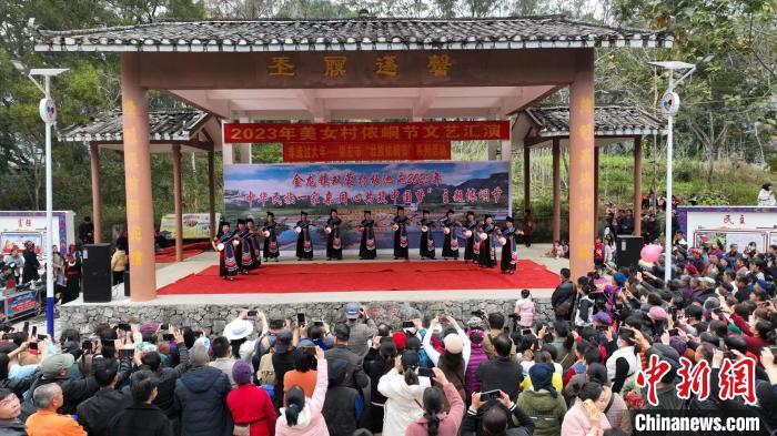 “侬峒节”吸引大批游客参与体验。　龙州县融媒体中心供图
