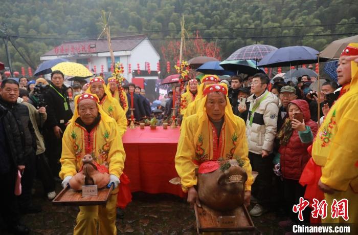 图为：每年立春，当地村民都会在梧桐祖殿举行大型祭春活动 柯城传媒集团供图