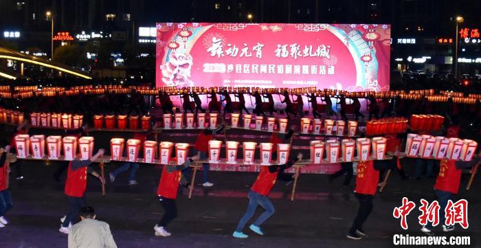 （新春走基层）福建沙县：民俗踩街“闹”元宵