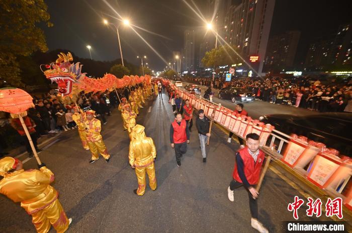 图为民俗表演走上街头给市民送去祝福。　沙县区融媒体中心 供图