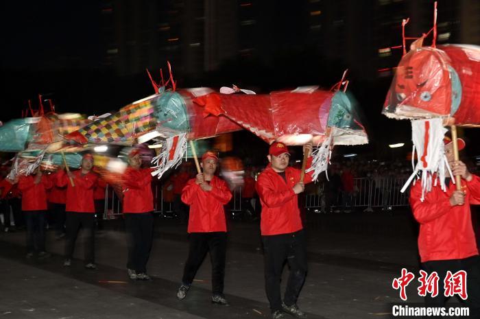 图为沙县夏茂游鱼亮相踩街活动。　沙县区融媒体中心 供图