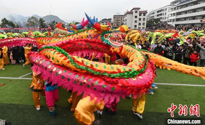 贵州松桃苗族自治县举行的滚龙文化艺术节现场，民众在舞龙。　谢慧芳 摄