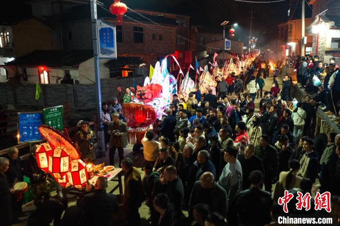 乡亲们簇拥着威武大龙巡游在乡村街巷、田间地头，庆祝元宵佳节。　连城县融媒体中心供图