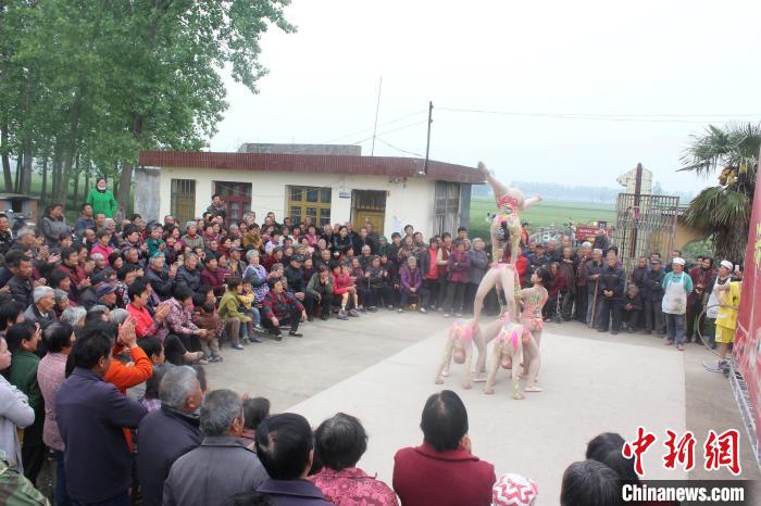 演出场地简陋，丝毫不影响演员精湛的表演。　江苏省杂技团供图