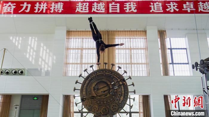 今年16岁的王梦尘凭借《炼——倒立技巧》摘得中国杂技比赛最高奖“金菊奖”。　蔡群 摄