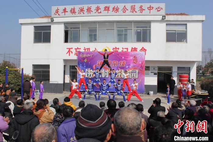 杂技演员深入乡村送节目。　江苏省杂技团供图