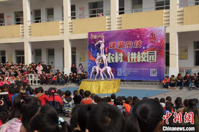 惠民演出深受基层百姓欢迎。　江苏省杂技团供图