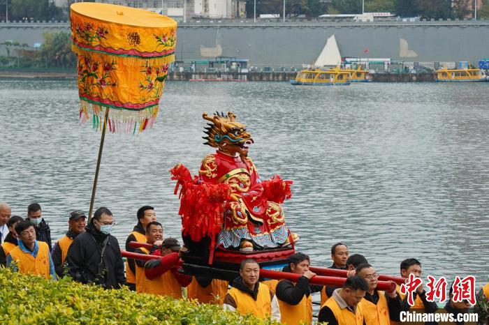 图为巡游队伍抬着龙王塑像沿柳江巡游。　韦国政 摄