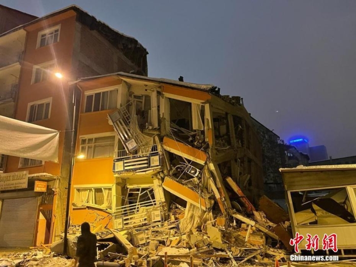 当地时间2月6日，土耳其加齐安泰普，当地发生7.4级地震，建筑物被破坏。图/视觉中国