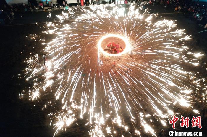 2月5日晚，河北省承德市滦平县民间艺人在表演“抡花”。(无人机照片) 王立群 摄