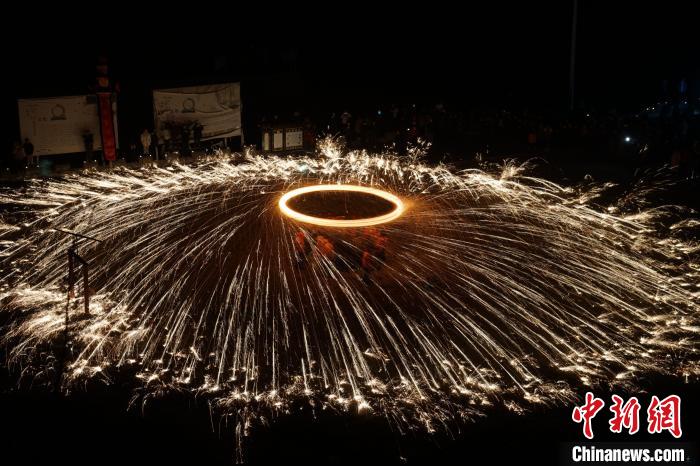 2月5日晚，河北省承德市滦平县民间艺人在表演“抡花”。(无人机照片) 王立群 摄