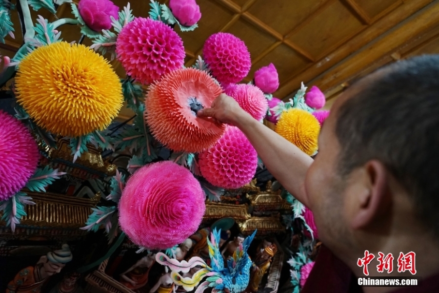 青海塔尔寺艺僧指尖绽放“百年梦境”酥油花