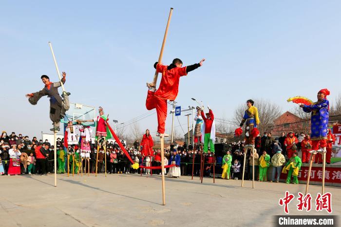 山东省淄博市淄川区西河镇海庙村文化广场，村民在表演高跷。　翟慎安 摄