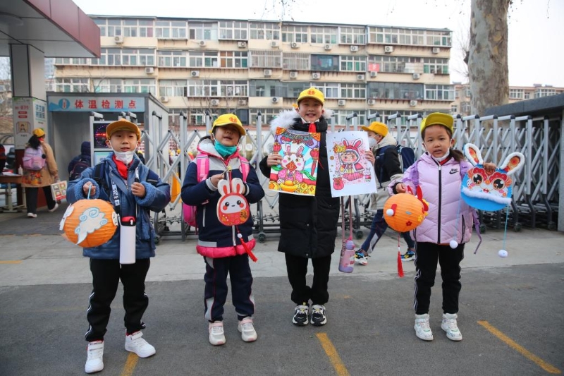 新春再动身！——天下多地中小学春天开学见闻