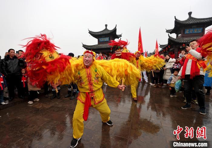2月6日，民间艺人在全椒县太平桥上进行民俗表演。　沈果 摄