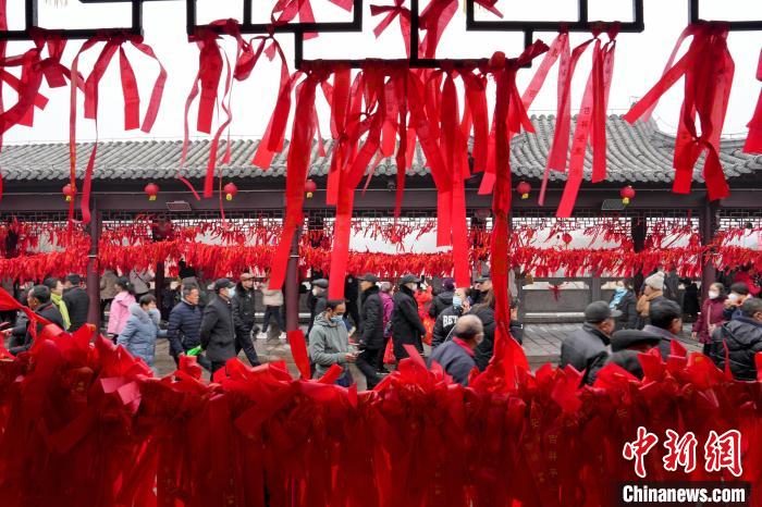 2月6日，全椒县太平桥上系满了人们祈求平安幸福的“平安带”。　沈果 摄