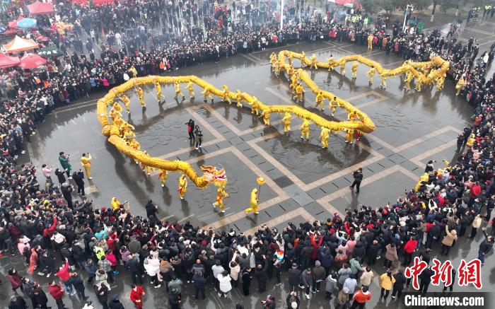 2月6日，人们在全椒县太平文化广场观看舞龙表演。(无人机照片) 沈果 摄