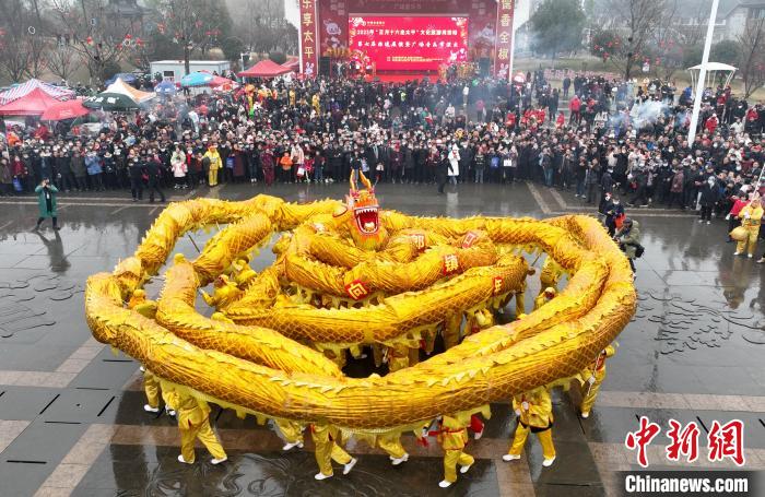 2月6日，人们在全椒县太平文化广场观看舞龙表演。(无人机照片) 沈果 摄
