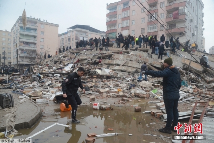 当地时间2月6日凌晨，土耳其南部地区发生7.8级地震，图为救援现场。