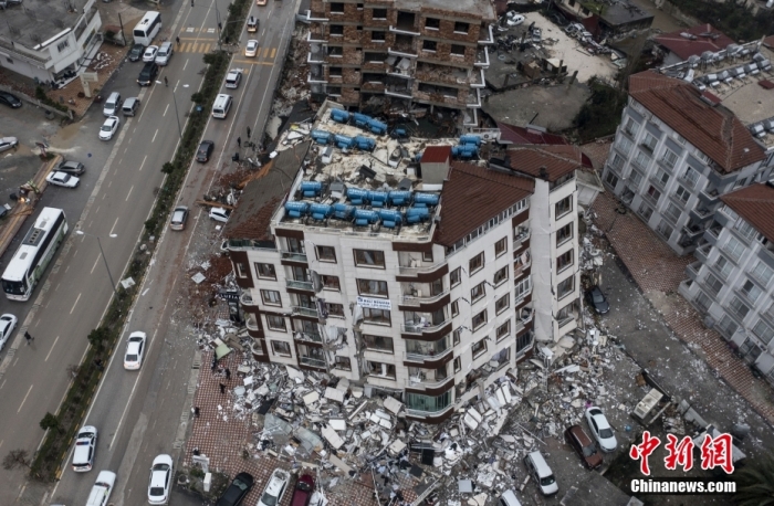 当地时间2月6日，土耳其12小时内发生了两次7.8级强震。土耳其地震专家评价“地震的威力，相当于130颗原子弹爆炸。”美媒称，这场毁灭性地震，是过去100年来土耳其遭遇的最强烈地震之一。数千建筑在地震中坍塌，有些甚至被夷为平地。图为航拍土耳其震后现场，多栋建筑倒塌。图/视觉中国