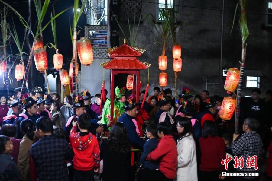 廣東潮州溪口村舉辦“穿蔗巷”民俗活動