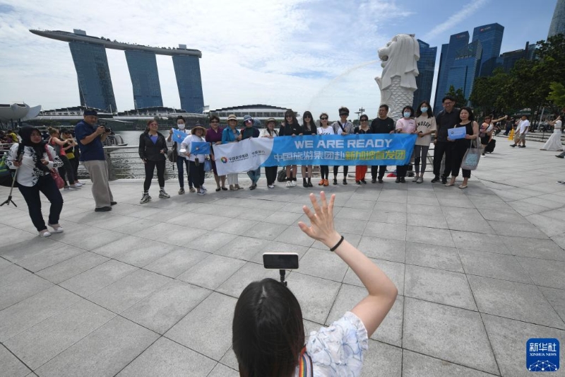2月7日，中国游客在新加坡鱼尾狮公园拍照留念。（图源：新华社）