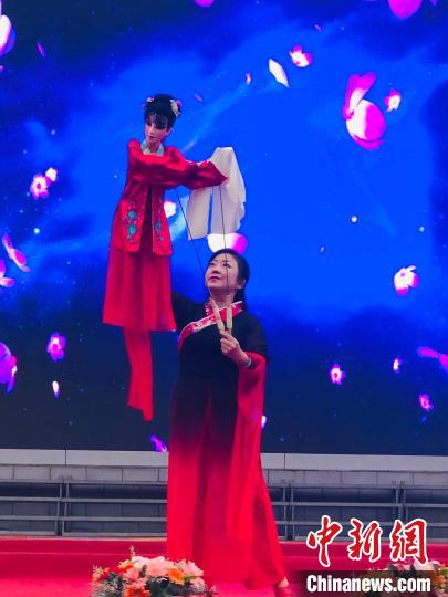 图为丰都非遗木棒棰戏第三代代表性传承人张靖。　张靖供图