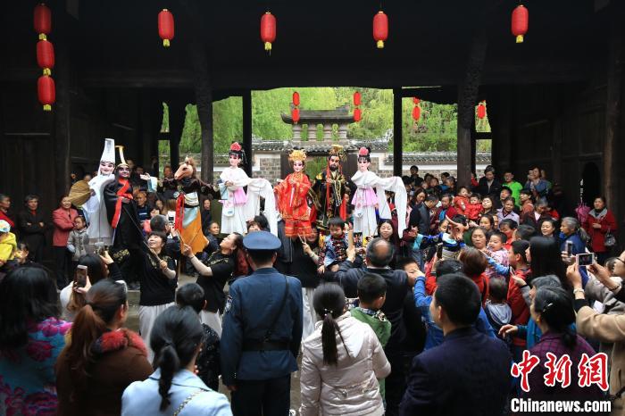 图为张靖团队在丰都小官山古民居演出《酆都故事》系列木棒棰戏。　张靖供图