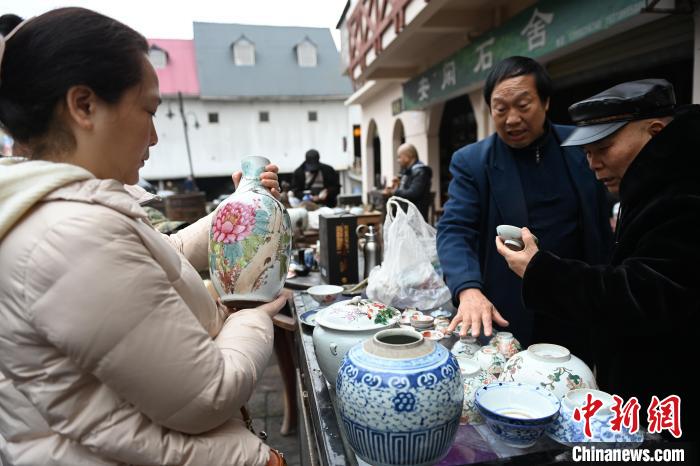 瓷器吸引古玩爱好者参观。　陈超 摄